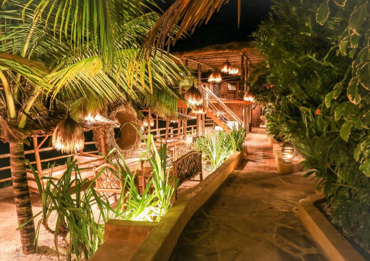 Coral Rocks Hotel & Restaurant Джамбиани Экстерьер фото