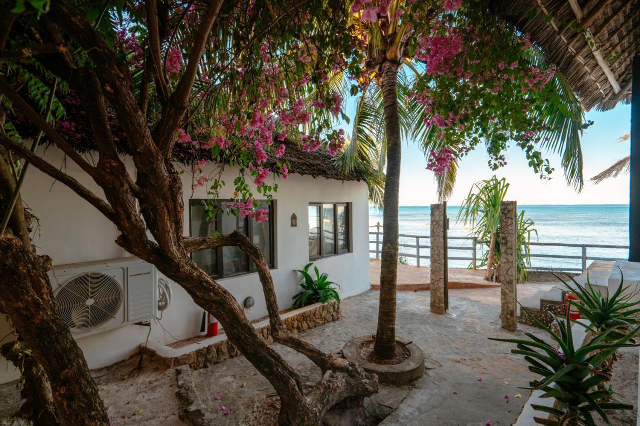 Coral Rocks Hotel & Restaurant Джамбиани Экстерьер фото