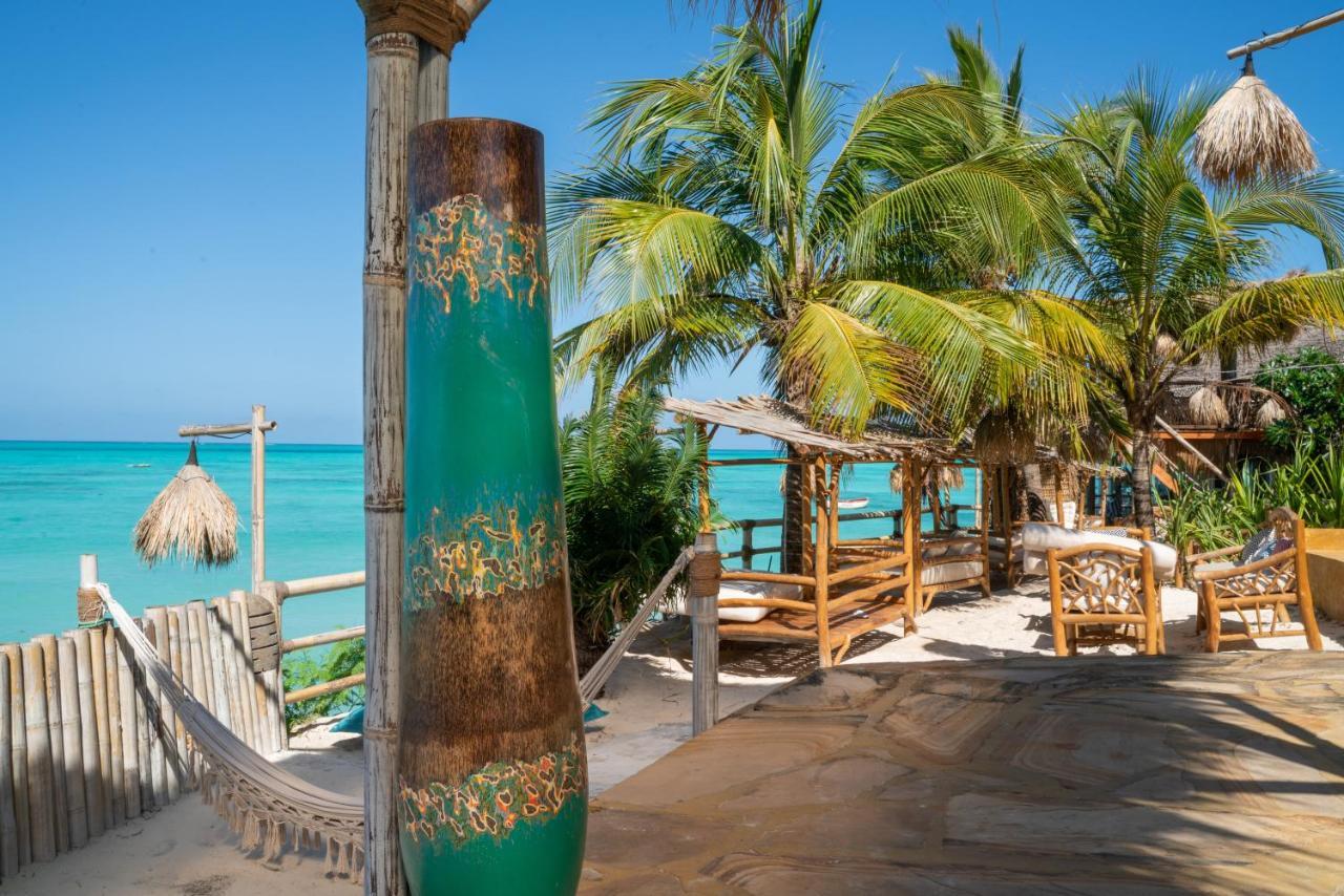 Coral Rocks Hotel & Restaurant Джамбиани Экстерьер фото