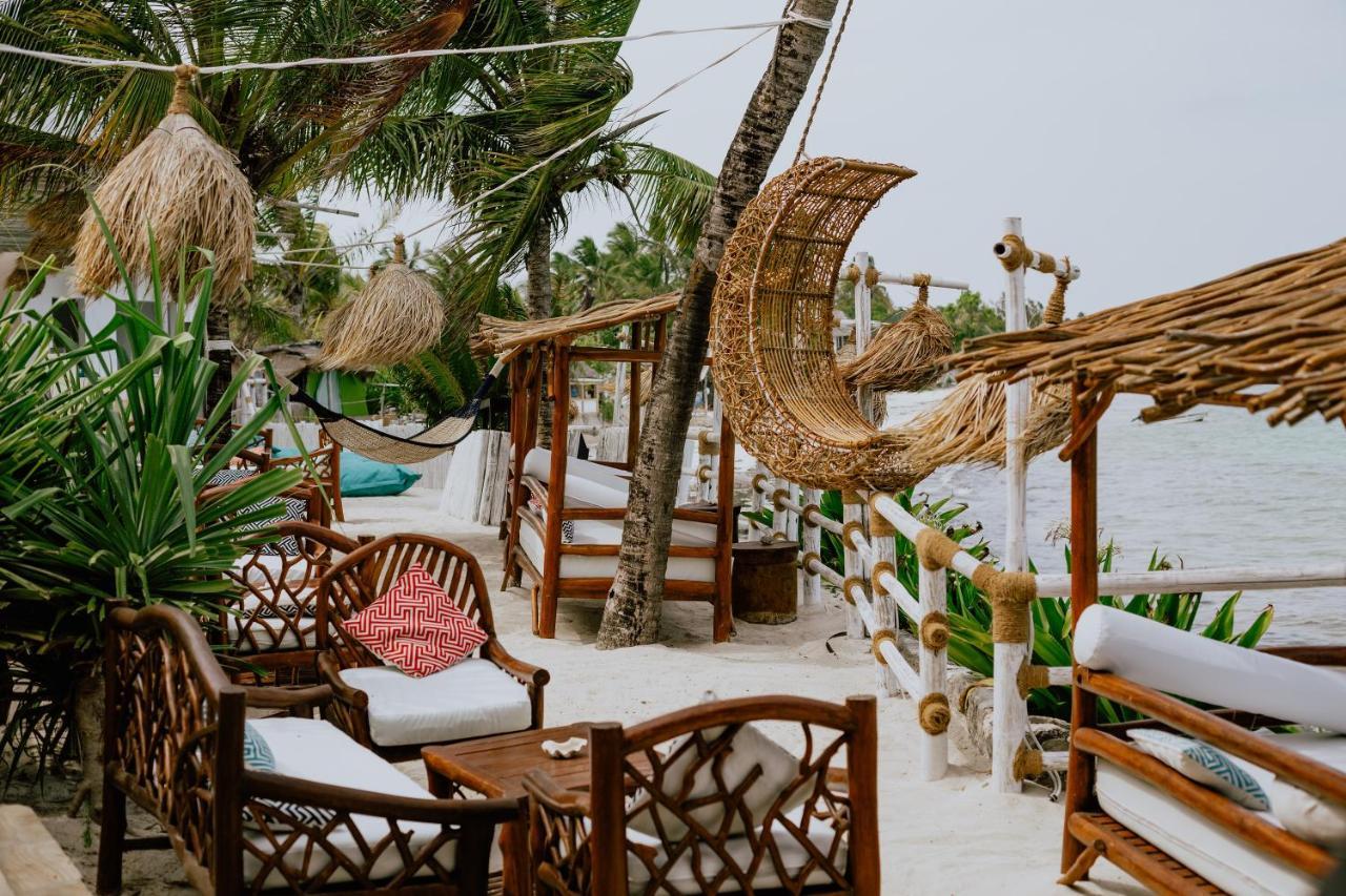 Coral Rocks Hotel & Restaurant Джамбиани Экстерьер фото