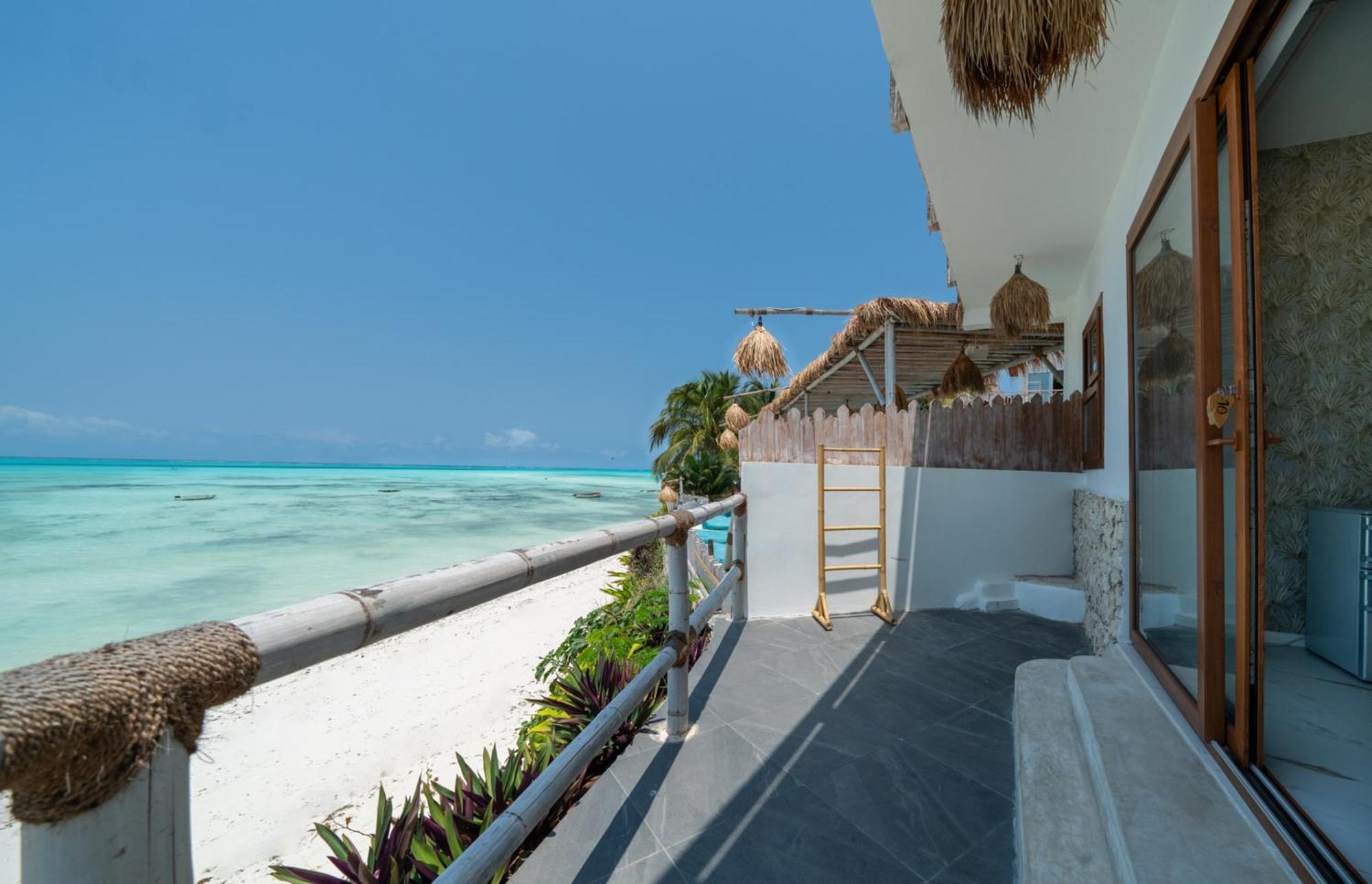 Coral Rocks Hotel & Restaurant Джамбиани Экстерьер фото