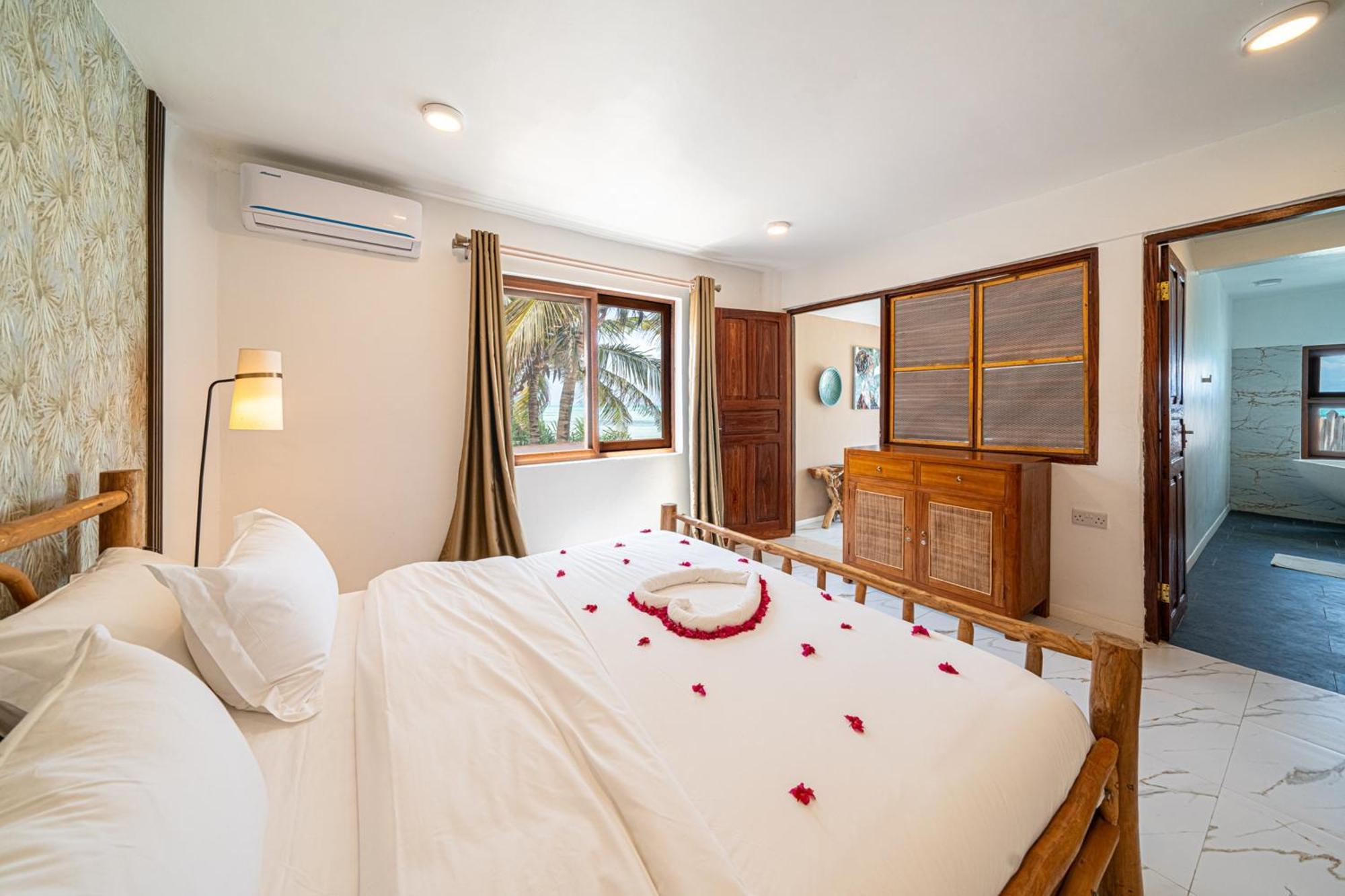 Coral Rocks Hotel & Restaurant Джамбиани Экстерьер фото