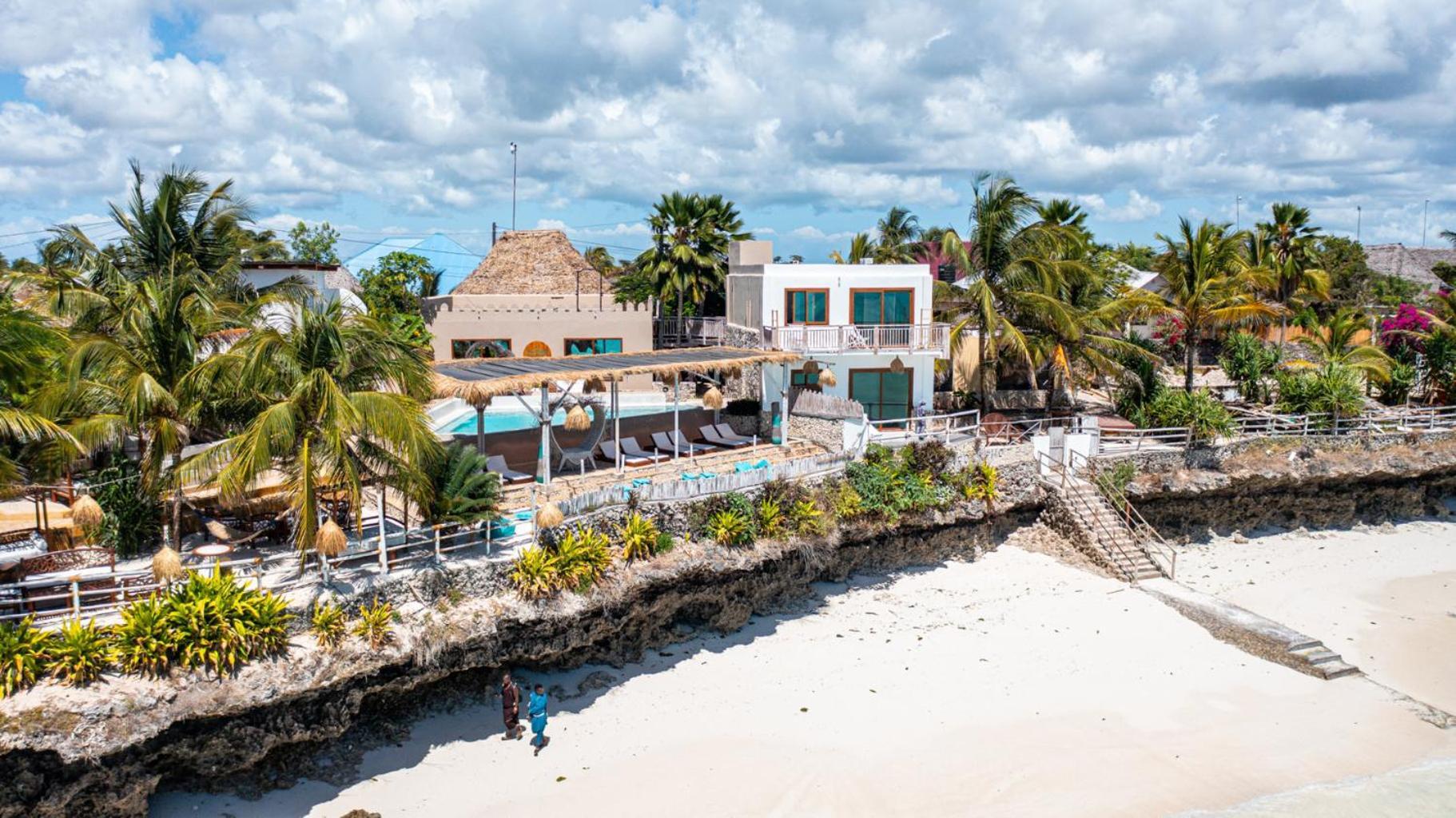 Coral Rocks Hotel & Restaurant Джамбиани Экстерьер фото