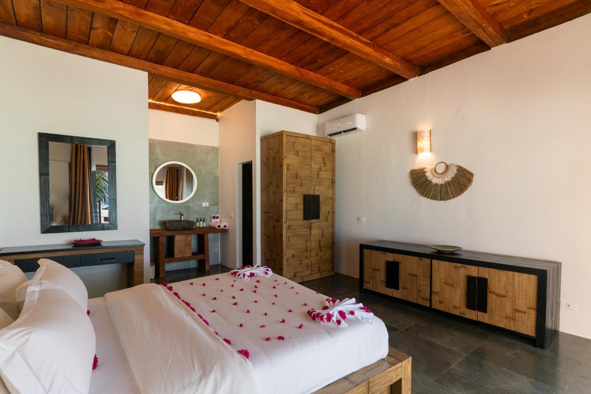 Coral Rocks Hotel & Restaurant Джамбиани Экстерьер фото