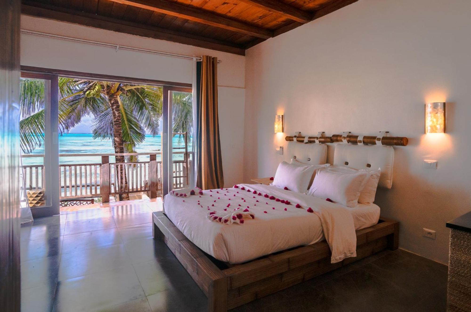 Coral Rocks Hotel & Restaurant Джамбиани Экстерьер фото