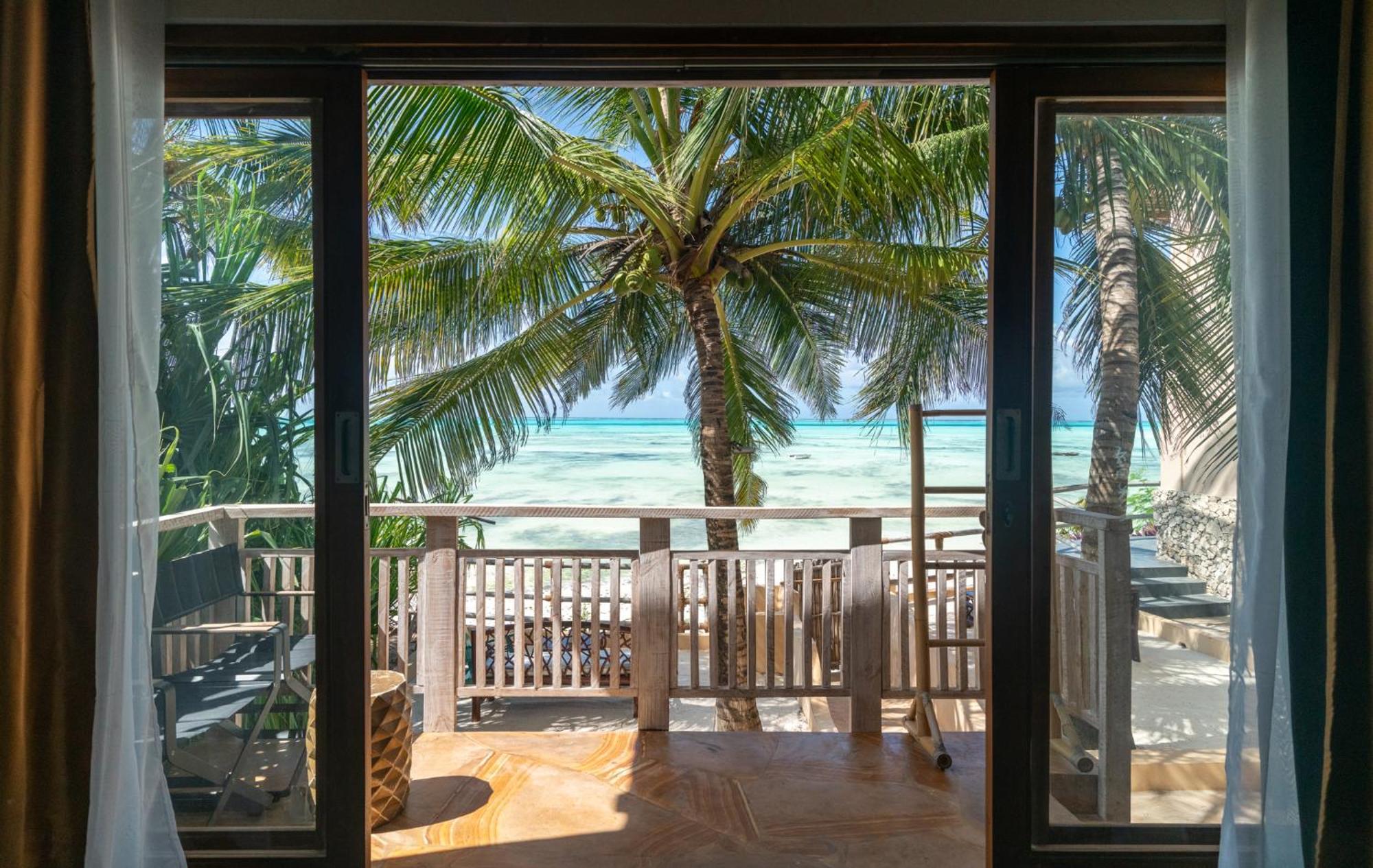 Coral Rocks Hotel & Restaurant Джамбиани Экстерьер фото