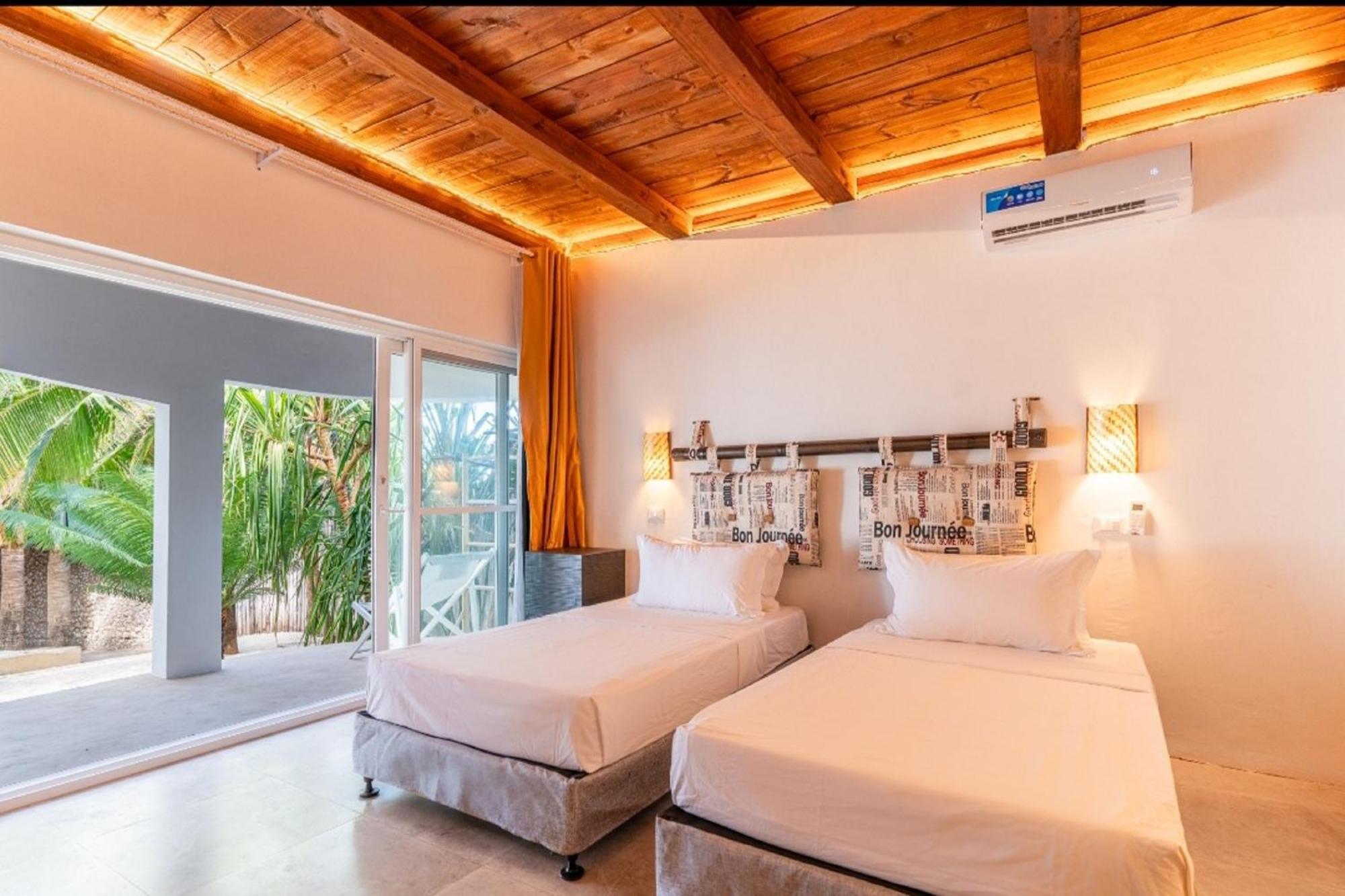 Coral Rocks Hotel & Restaurant Джамбиани Экстерьер фото
